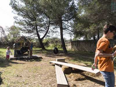 Notiamo anche due travi lignee accatastate, usate a mo' di catapulta
